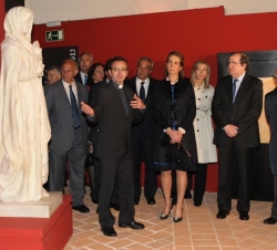 Doña Elena observa una de las obras del Primer Capítulo de la exposición "Creo"